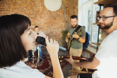 Müzik grubu enstrümanlarla sanat işyerinde bir araya geliyor.