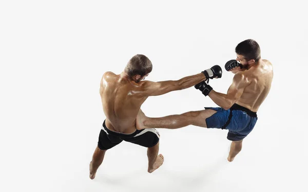 两名专业的MMA拳击手在白色的工作室背景下被隔离，动感和动作。顶部视图 — 图库照片