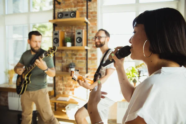 Musikerband jammert mit Instrumenten am Kunstarbeitsplatz — Stockfoto