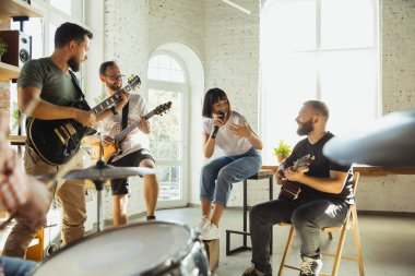 Müzik grubu enstrümanlarla sanat işyerinde bir araya geliyor.