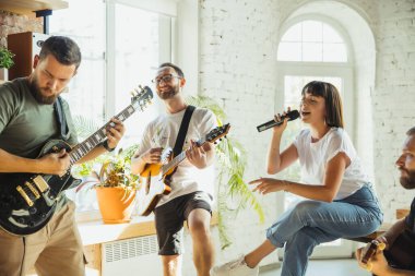 Müzik grubu enstrümanlarla sanat işyerinde bir araya geliyor.