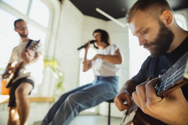Müzik grubu enstrümanlarla sanat işyerinde bir araya geliyor.