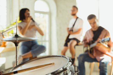 Müzik grubu enstrümanlarla sanat işyerinde bir araya geliyor.