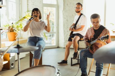 Müzik grubu enstrümanlarla sanat işyerinde bir araya geliyor.
