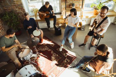 Müzik grubu enstrümanlarla sanat işyerinde bir araya geliyor.