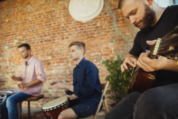 Musikerband jammert mit Instrumenten am Kunstarbeitsplatz — Stockfoto