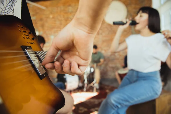 Banda de músico tocando juntos no local de trabalho de arte com instrumentos — Fotografia de Stock