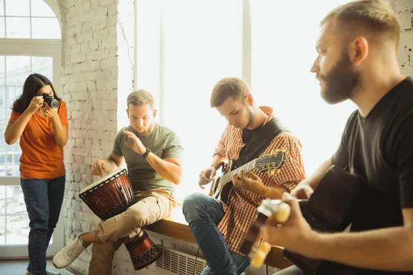 Muzikanten band jammen samen in de kunst werkplek met instrumenten — Stockfoto