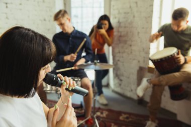 Müzik grubu enstrümanlarla sanat işyerinde bir araya geliyor.