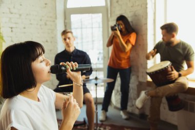 Müzik grubu enstrümanlarla sanat işyerinde bir araya geliyor.