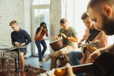 Müzik grubu enstrümanlarla sanat işyerinde bir araya geliyor.