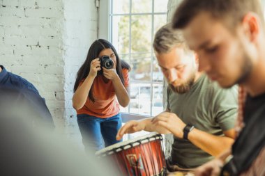 Müzik grubu enstrümanlarla sanat işyerinde bir araya geliyor.