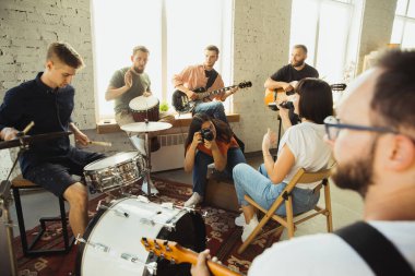 Müzik grubu enstrümanlarla sanat işyerinde bir araya geliyor.