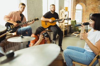 Müzik grubu enstrümanlarla sanat işyerinde bir araya geliyor.