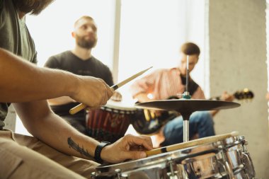 Müzik grubu enstrümanlarla sanat işyerinde bir araya geliyor.