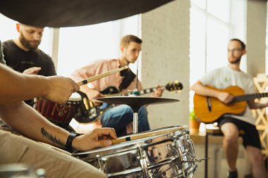 Müzik grubu enstrümanlarla sanat işyerinde bir araya geliyor.