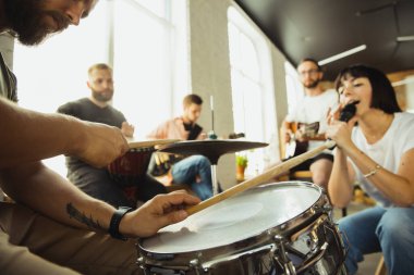 Müzik grubu enstrümanlarla sanat işyerinde bir araya geliyor.
