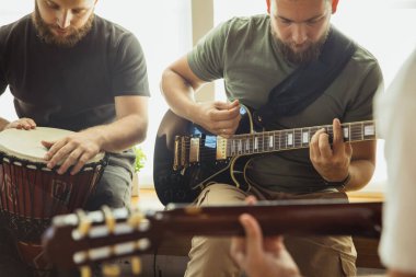 Müzik grubu enstrümanlarla sanat işyerinde bir araya geliyor.