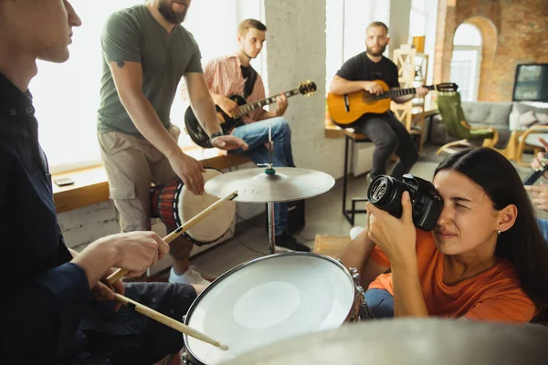 Musikerband jammert mit Instrumenten am Kunstarbeitsplatz — Stockfoto