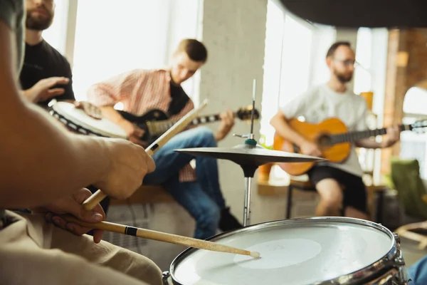 Musikerband jammert mit Instrumenten am Kunstarbeitsplatz — Stockfoto