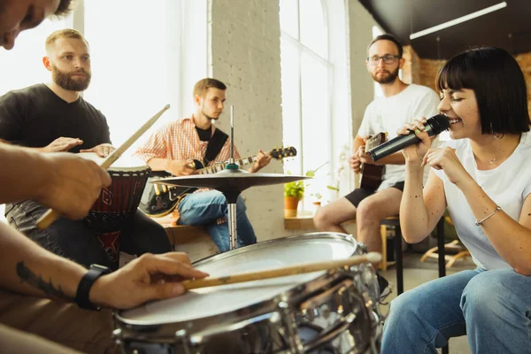 Musikerband jammert mit Instrumenten am Kunstarbeitsplatz — Stockfoto