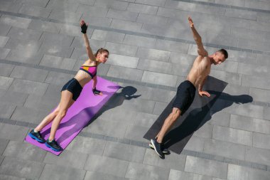 Spor kıyafetli genç bir çift sabah sporu yapıyor, dışarıda spor yapıyor, sağlıklı bir yaşam tarzı var.