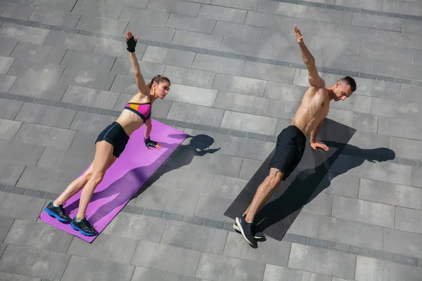 Jeune couple en tenue de sport faisant de l'entraînement matinal à l'extérieur, mode de vie sain — Photo