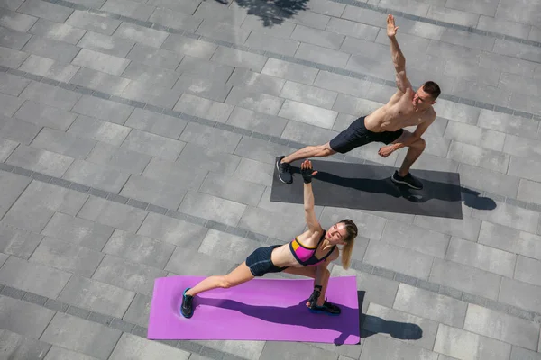 Young couple in sports outfit doing morning workout outdoors, healthy lifestyle — Stock Photo, Image