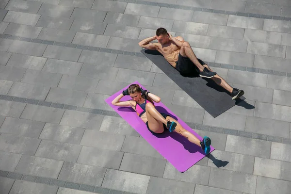 Jeune couple en tenue de sport faisant de l'entraînement matinal à l'extérieur, mode de vie sain — Photo