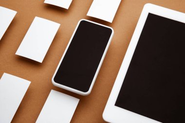 Tasarımınızı değiştirmek için kahverengi arkaplanda boş ilan afişi izole edildi