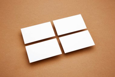 Tasarımınızı değiştirmek için kahverengi arkaplanda boş ilan afişi izole edildi