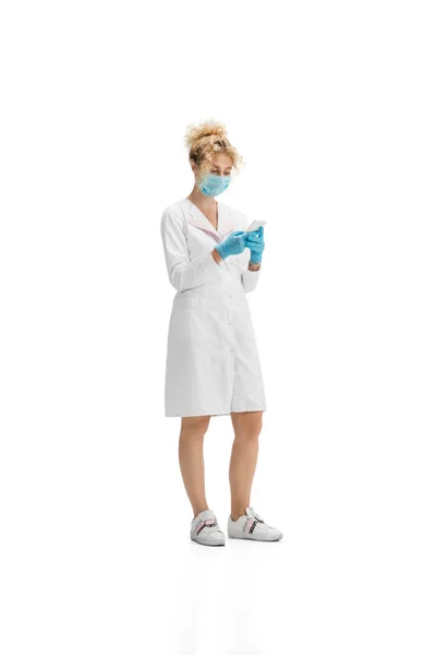Portrait de femme médecin, infirmière ou cosmétologue en uniforme blanc et gants bleus sur fond blanc — Photo