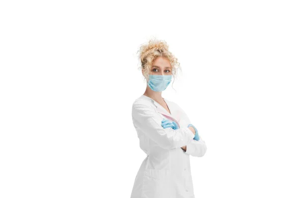 Beyaz üniformalı kadın doktor, hemşire ya da kozmetolojist portresi ve beyaz arka planda mavi eldivenler. — Stok fotoğraf