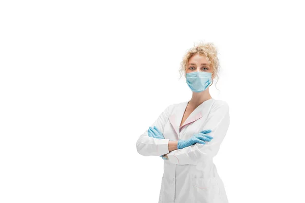 Портрет женщины-врача, медсестры или косметолога в белой униформе и синих перчатках на белом фоне — стоковое фото