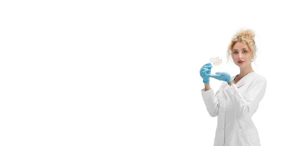 白色背景下身穿白色制服和蓝色手套的女医生、护士或美容师画像 — 图库照片