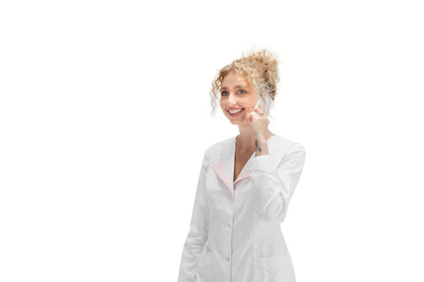 Portrait de femme médecin, infirmière ou cosmétologue en uniforme blanc et gants bleus sur fond blanc — Photo