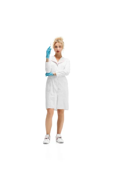 Retrato de médica, enfermeira ou cosmetologista com uniforme branco e luvas azuis sobre fundo branco — Fotografia de Stock