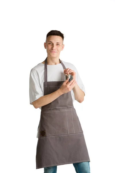 Retrato isolado de um jovem barista caucasiano ou barman em avental marrom sorrindo — Fotografia de Stock