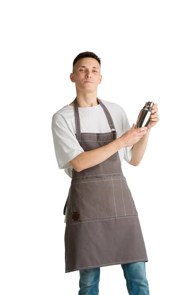 Geïsoleerd portret van een jonge blanke barista of barman in bruin schort glimlachend — Stockfoto