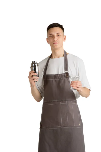 Isolerat porträtt av en ung manlig kaukasisk barista eller bartender i brunt förkläde leende — Stockfoto