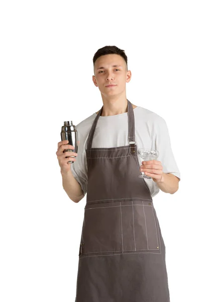 Portrait isolé d'un jeune barista ou barman caucasien en tablier brun souriant — Photo