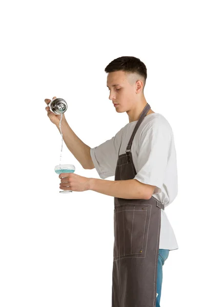 Geïsoleerd portret van een jonge blanke barista of barman in bruin schort glimlachend — Stockfoto