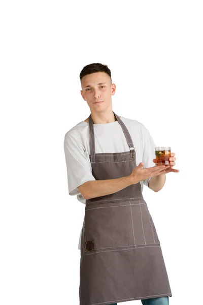 Geïsoleerd portret van een jonge blanke barista of barman in bruin schort glimlachend — Stockfoto