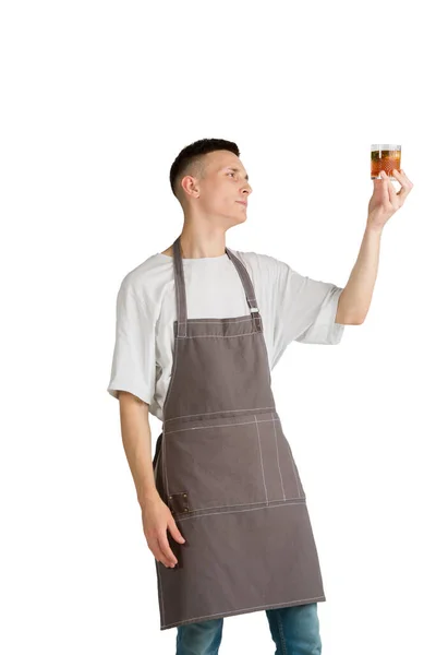 Isolerat porträtt av en ung manlig kaukasisk barista eller bartender i brunt förkläde leende — Stockfoto