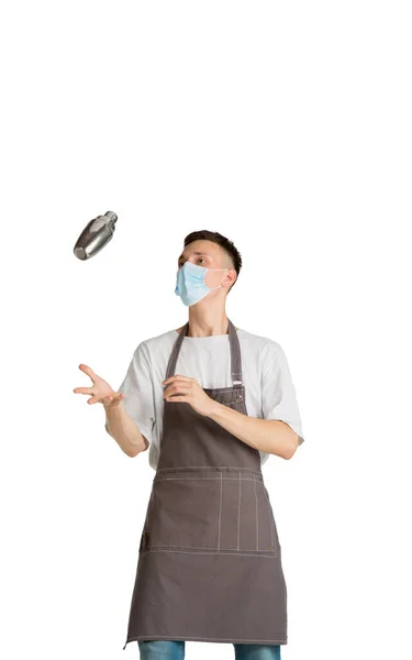 Geïsoleerd portret van een jonge blanke barista of barman in bruin schort glimlachend — Stockfoto