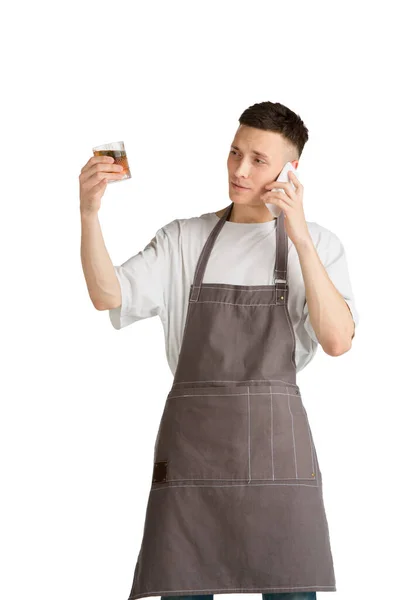 Portrait isolé d'un jeune barista ou barman caucasien en tablier brun souriant — Photo