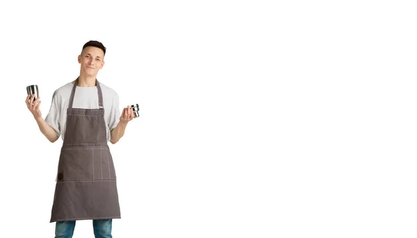 Portrait isolé d'un jeune barista ou barman caucasien en tablier brun souriant — Photo