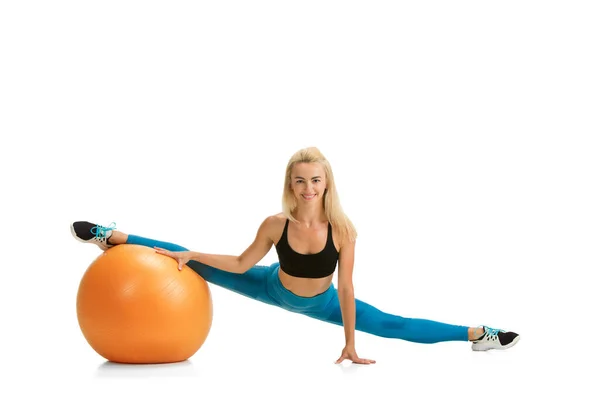 Hermosa entrenadora de fitness femenina practicando aislado en fondo blanco estudio —  Fotos de Stock