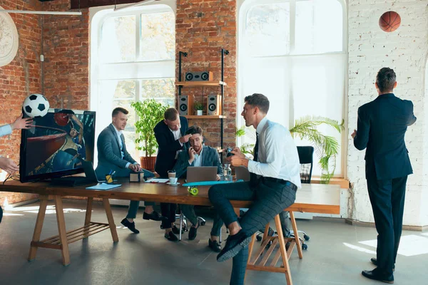 Glückliche Kollegen, die Spaß im Büro haben, während ihre Kollegen hart arbeiten — Stockfoto