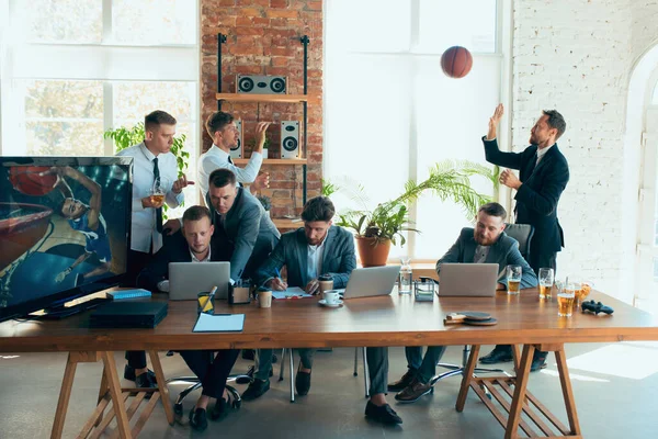 Glückliche Kollegen, die Spaß im Büro haben, während ihre Kollegen hart arbeiten — Stockfoto